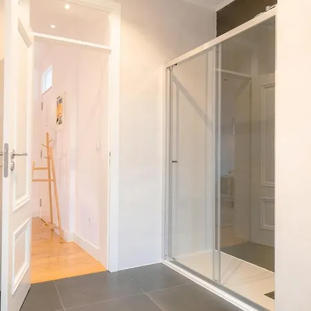 Stylish 2br Castle View - | By Airnest Apartmán