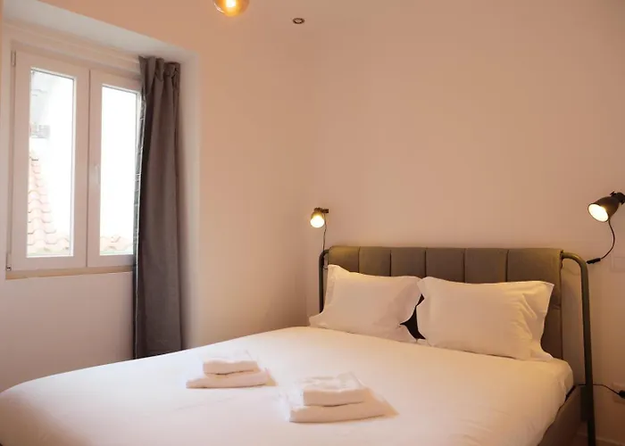 Stylish 2br Castle View - | By Airnest