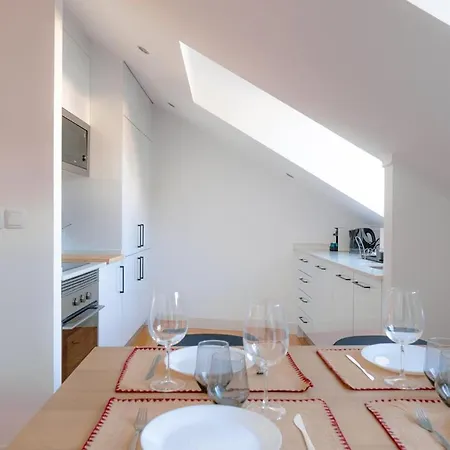 Stylish 2br Castle View - | By Airnest Апартаменты *