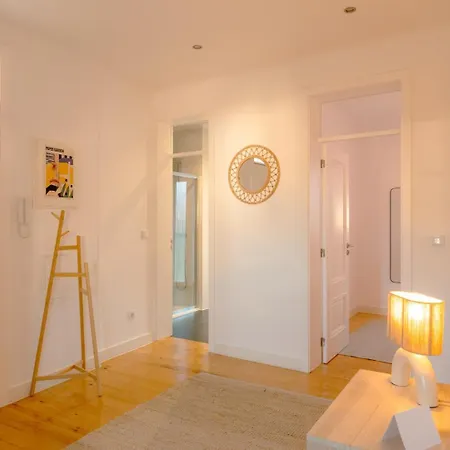 Stylish 2br Castle View - | By Airnest Апартаменты Лиссабон