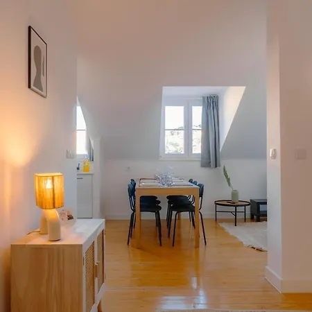 Апартаменты Stylish 2br Castle View - | By Airnest Лиссабон