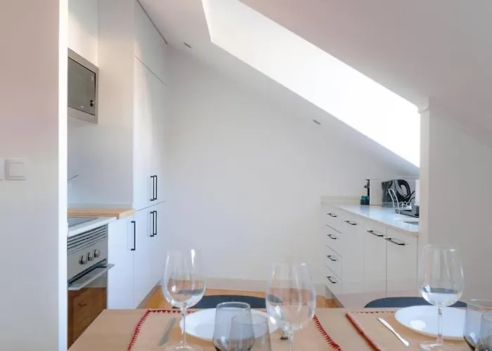 Stylish 2br Castle View - | By Airnest Apartment *