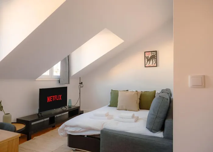 Stylish 2br Castle View - | By Airnest Apartment *