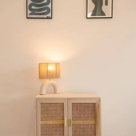 Stylish 2br Castle View - | By Airnest Lägenhet