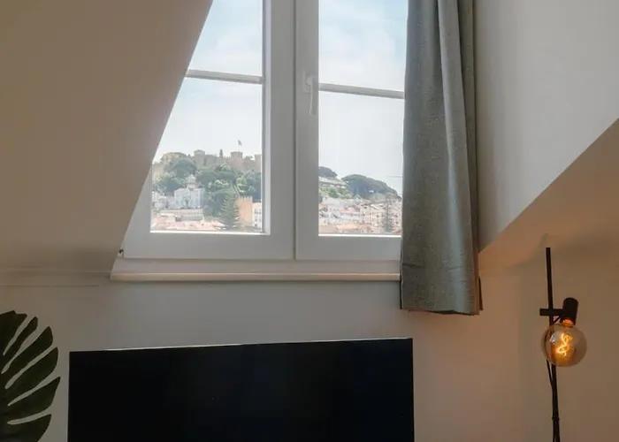 Stylish 2br Castle View - | By Airnest