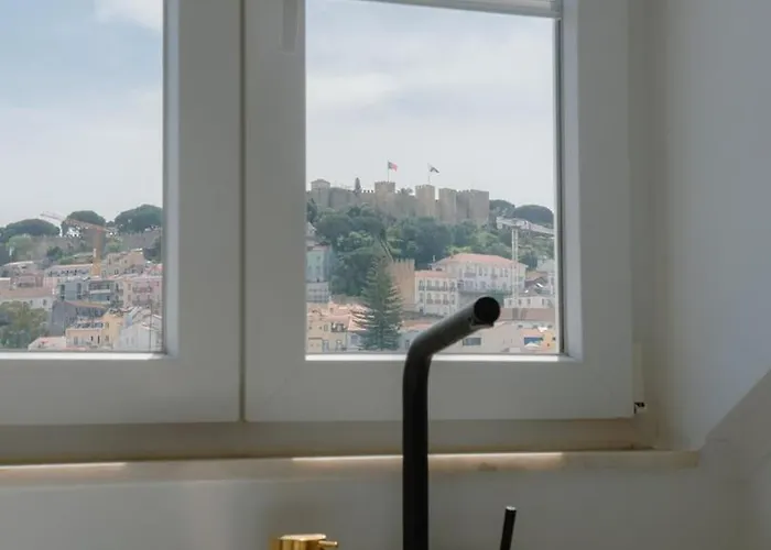 Апартаменты Stylish 2br Castle View - | By Airnest Лиссабон